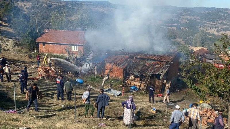 Bursa’da korku dolu dakikalar! Küle döndü Bursa’da köy evinde çıkan yangın, ahırı ve evi küle çevirdi.
