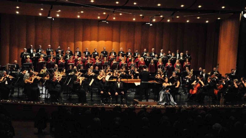 Bursa’da senfoni sezonuna muhteşem açılış Bursa Bölge Devlet Senfoni Orkestrası (BBDSO), muhteşem bir konserle yeni