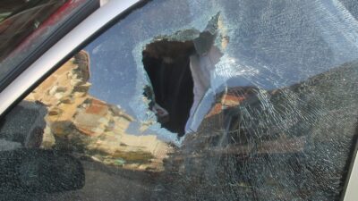 Çarptığı aracın camını yumruklayıp kırdı