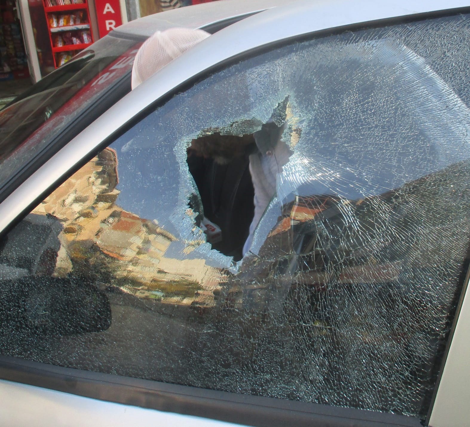 Bursa’da çarptığı aracın camını yumruklayıp kırdı Bursa’da çarptığı aracın camını yumruklayıp kırdı