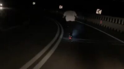 Bursa’da elektrikli scooter ile karayolunda canını tehlikeye atarak giden genç kameralarda