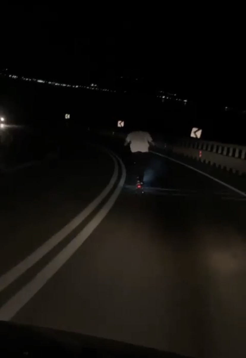 Bursa’da elektrikli scooter ile karayolunda canını tehlikeye atarak giden genç kameralarda Bursa’da elektrikli scooter ile karayolunda canını tehlikeye atarak giden genç kameralarda