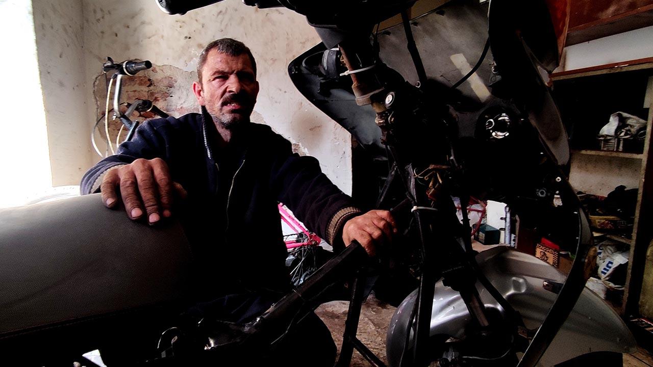 Bursa’da 20 yıldır görmeden motosiklet tamir ediyor Bursa’da 20 yıldır görmeden motosiklet tamir ediyor