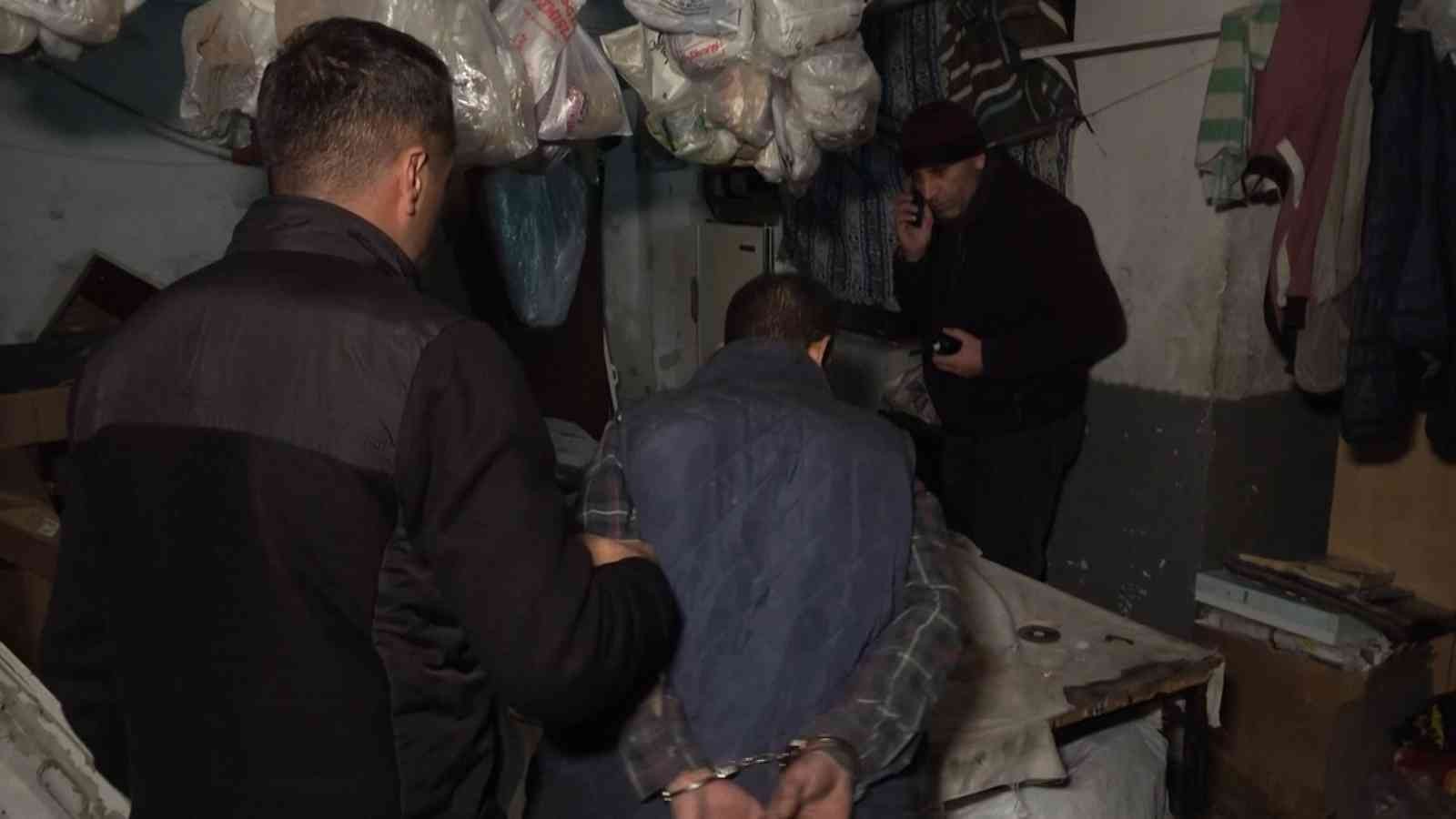 Bursa’da hırsızlık zanlısı uyuya kalınca suçüstü yakalandı Bursa’da hırsızlık zanlısı uyuya kalınca suçüstü yakalandı