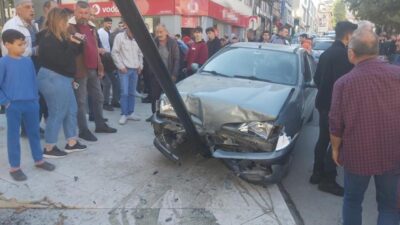 Fren yerine gaza bastı, iki araca ve direğe çarparak durabildi