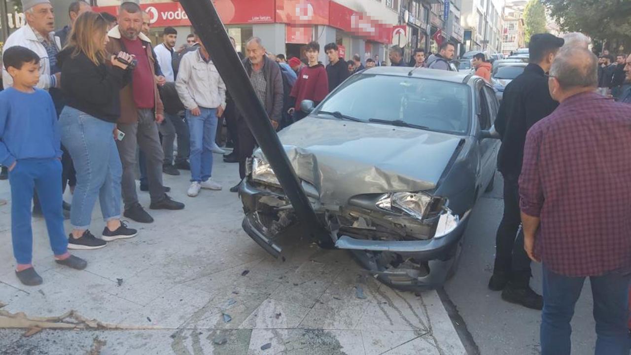 Fren yerine gaza bastı, iki araca ve direğe çarparak durabildi
