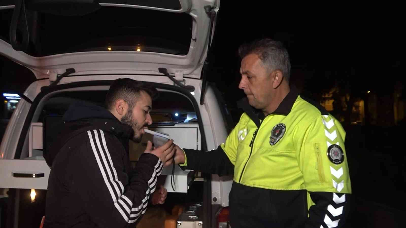 Bursa’da kaza yapan sürücü önce ehliyetini polise verip kaçtı, ardından geri döndü alkollü çıktı Bursa’da kaza yapan sürücü önce ehliyetini polise verip kaçtı, ardından geri döndü alkollü çıktı