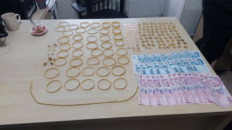 Akrabaları evine hırsız gönderdi! 3 milyonluk altın ve parası çalındı Akrabaları evine hırsız gönderdi! 3 milyonluk altın ve parası çalındı