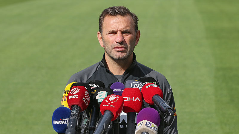 Okan Buruk’tan flaş açıklamalar Galatasaray Teknik Direktörü Okan Buruk, antrenman öncesinde açıklamalar yaptı.