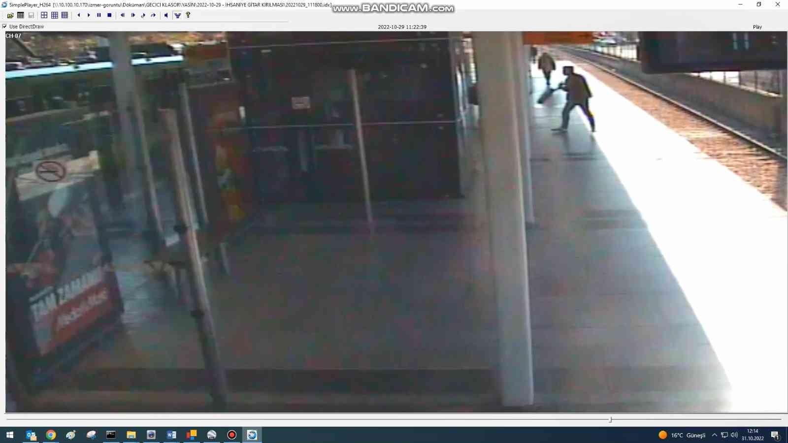 Görüntü Bursa’dan… Zabıtaya sinirlenip…