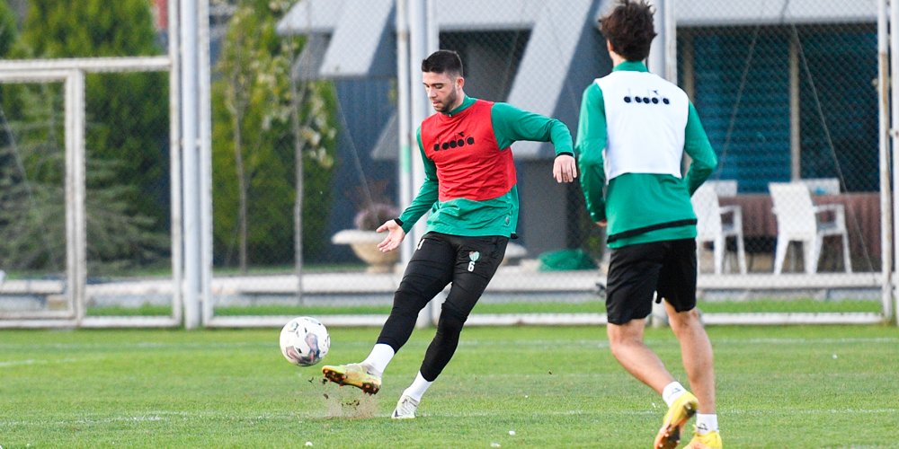 Timsah pas ve şut çalıştı Timsah pas ve şut çalıştı