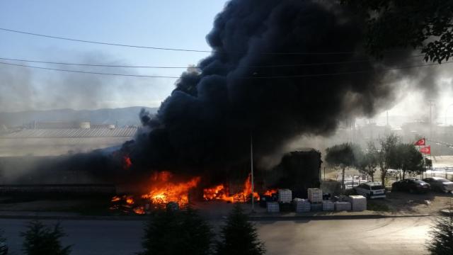 Petrol tesisinde yangın! Duman metrelerce yükseldi Petrol tesisinde yangın! Duman metrelerce yükseldi