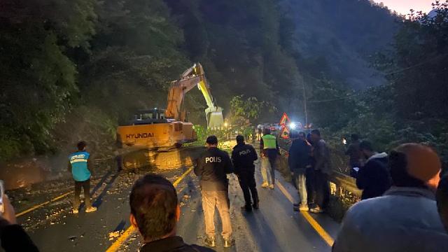 Rize’de heyelan! Yol trafiğe kapandı Rize’de heyelan! Yol trafiğe kapandı