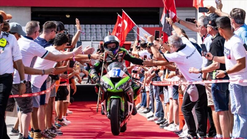 Milli motosikletçi Bahattin Sofuoğlu, WorldSSP Challange şampiyonu oldu.