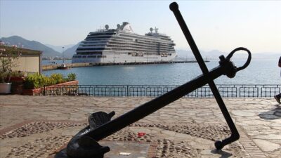 ‘Seven Seas Explorer’ Alanya Limanı’na demirledi