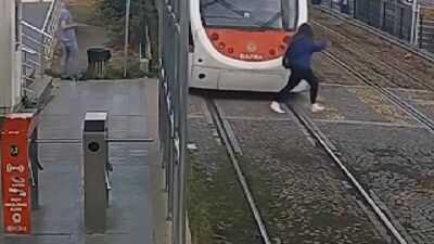 Faciadan döndü! Tramvayı fark etmedi