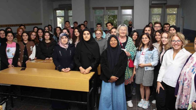 Yazar Kristin Dahl Nilüfer’de öğretmen adaylarıyla bir araya geldi Misi Yazıevi’nde kalan İsveçli yazar Kristin Dahl, üniversite öğrencileriyle söyleşide