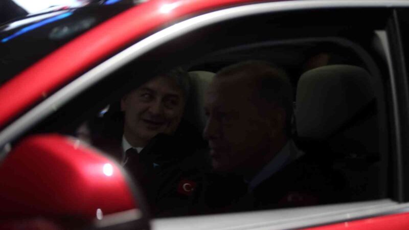 Türkiye’nin yerli otomobili Togg banttan indi. Anadolu kırmızı renk Togg’u