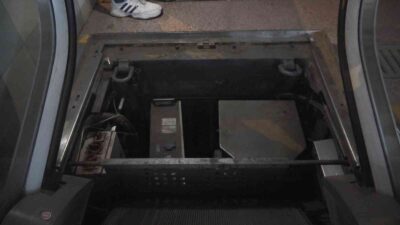 Bursa’da yürüyen merdivenin kapağını çaldılar, tehlike saçtılar