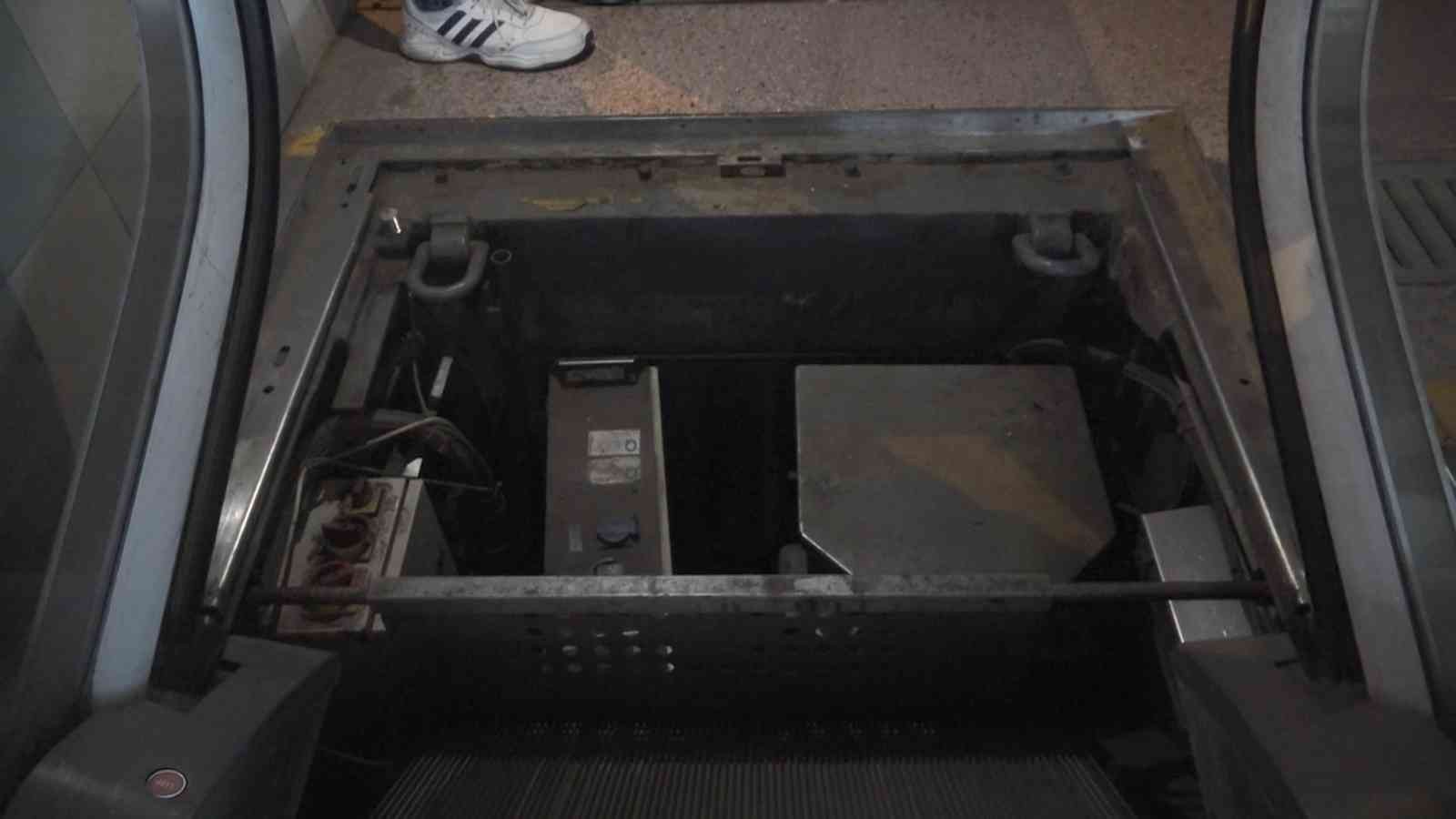 Bursa’da yürüyen merdivenin kapağını çaldılar, tehlike saçtılar