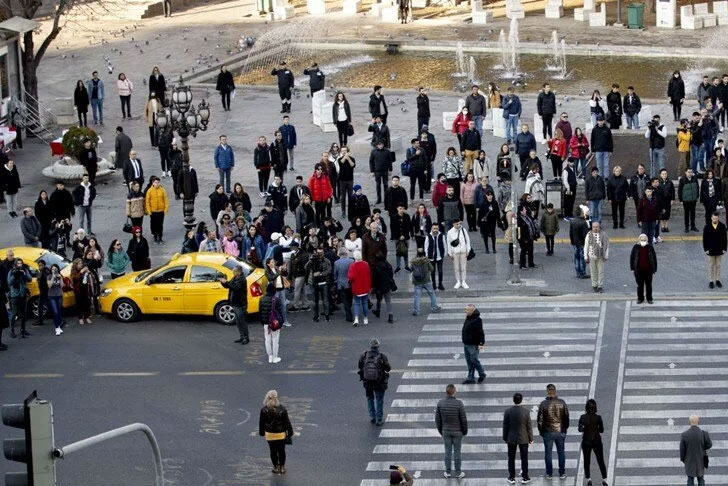 Saat 9’u 5 geçe hayat 1 dakika durdu