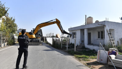 Bursa’da bir kaçak bina daha yıkıldı