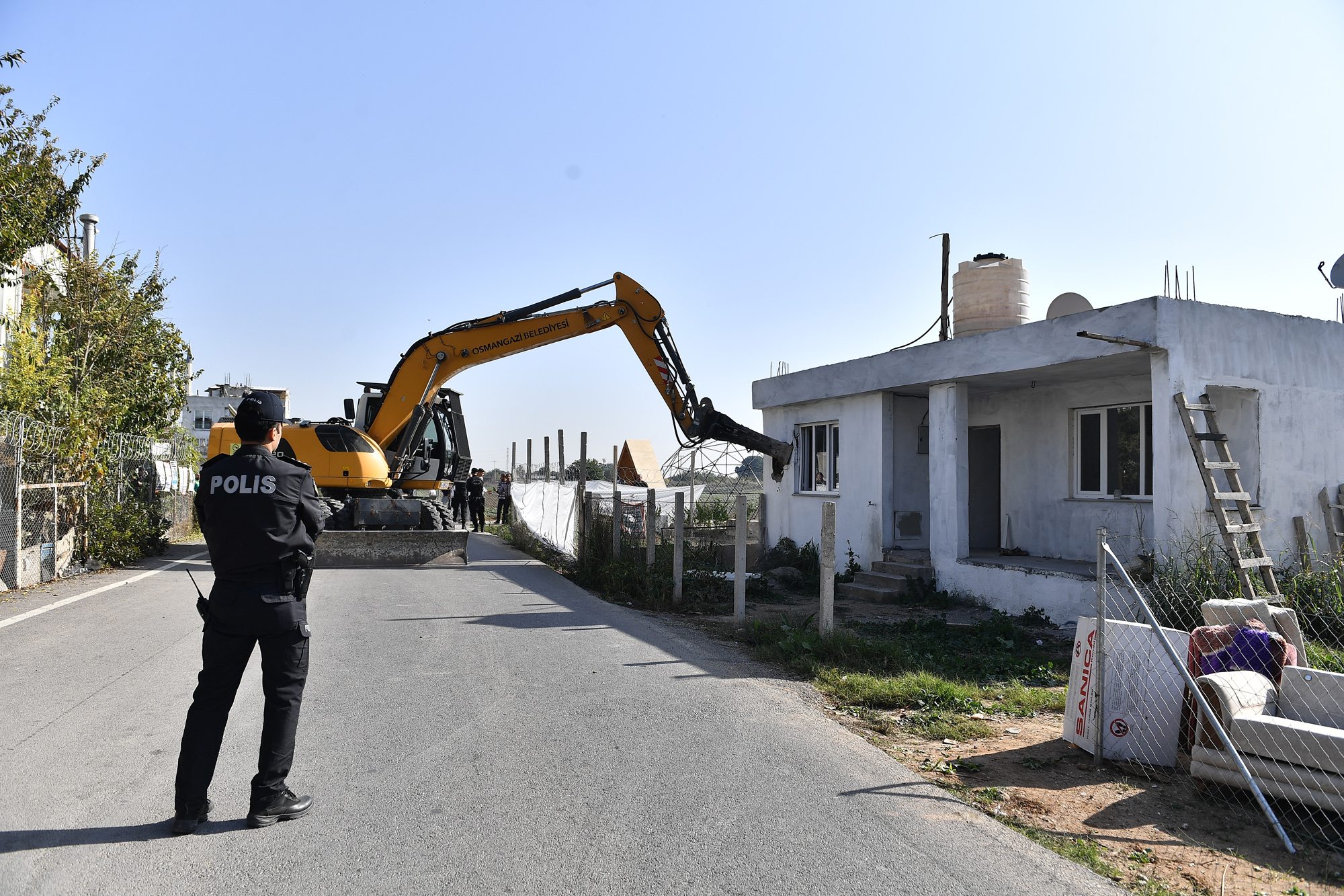 Bursa’da bir kaçak bina daha yıkıldı