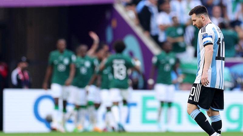 Dünya Kupası’nda şok skor! Messi resmen yıkıldı… 2022 Dünya Kupası heyecanı, Arjantin-Suudi Arabistan mücadelesi ile devam etti.