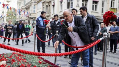 Patlamanın yaşandığı yere karanfil bırakıldı