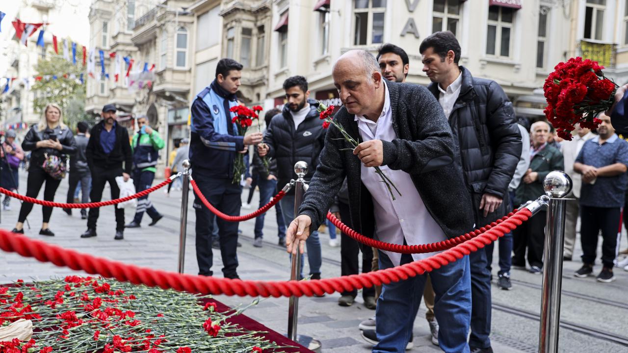 Patlamanın yaşandığı yere karanfil bırakıldı