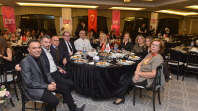 Özlüce Tan Okulları’ndan öğretmenler gününe renkli kutlama