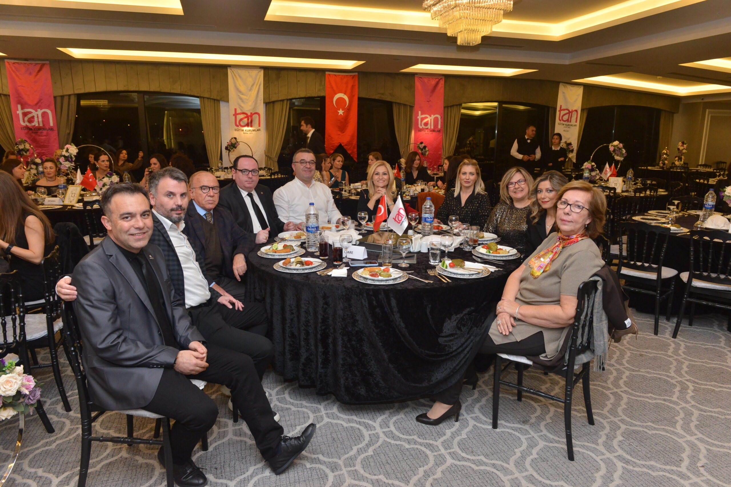 Özlüce Tan Okulları’ndan öğretmenler gününe renkli kutlama