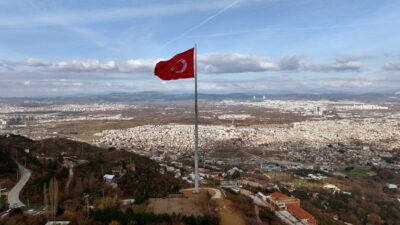 Bursa’nın her yerinden görülecek! Dev bayrak göklere çekildi