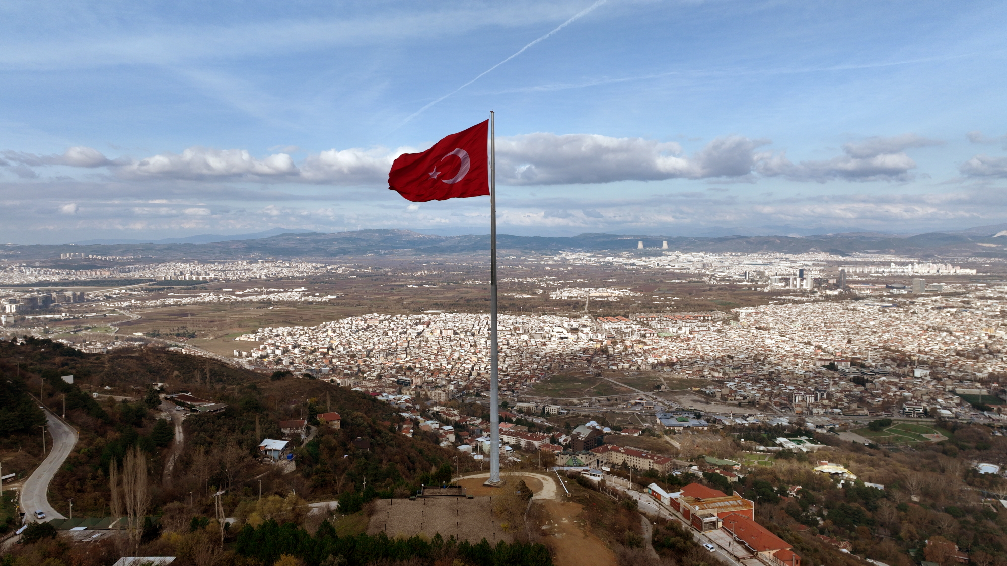 Bursa’nın her yerinden görülecek! Dev bayrak göklere çekildi