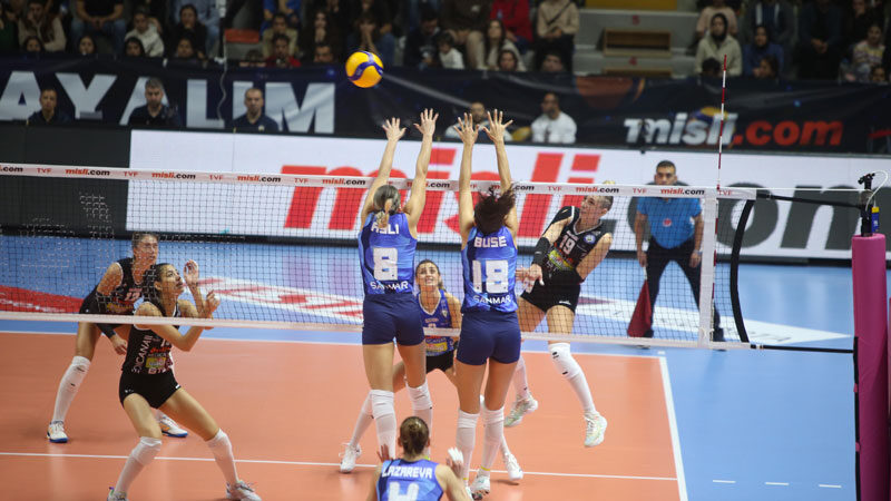 Dolu tribünler önünde oynanan maçta Nilüfer Belediyespor, güçlü rakibi Fenerbahçe