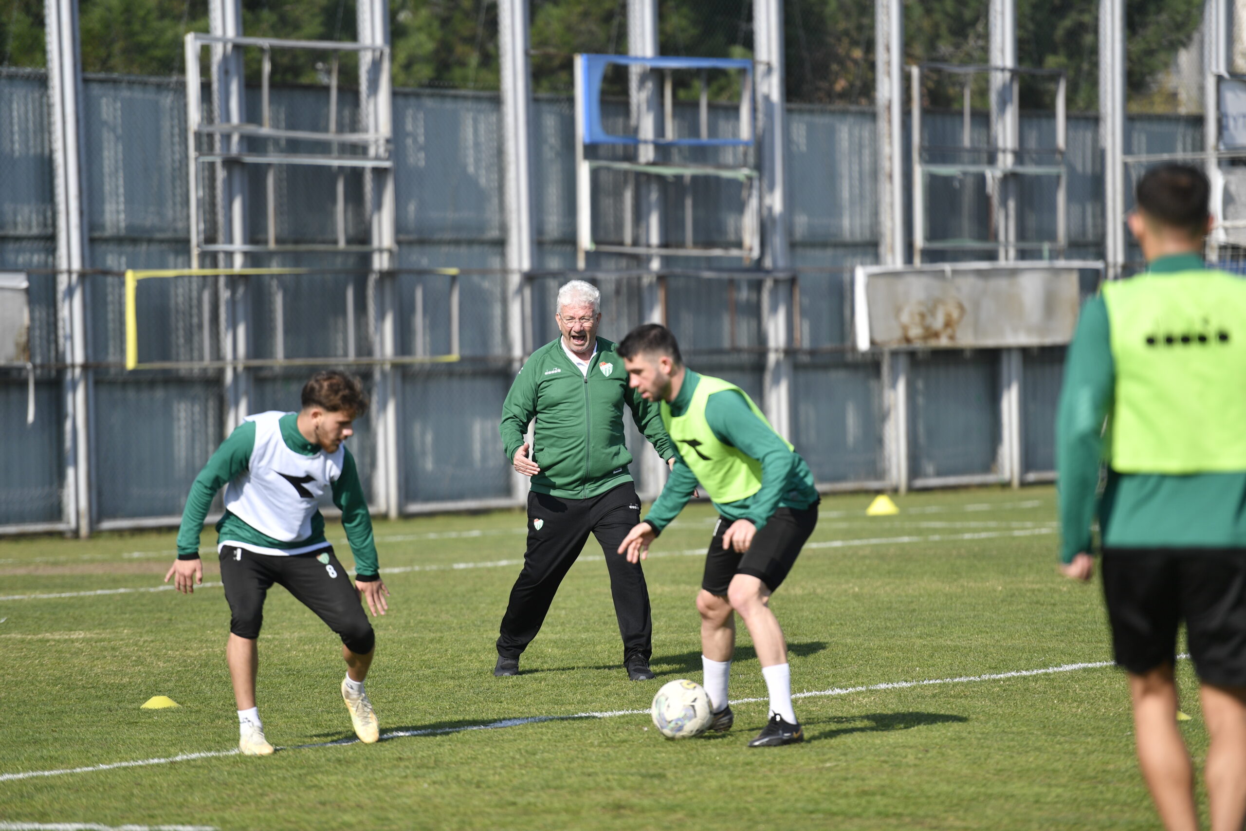 Bursaspor’da değişim rüzgarı! Ertekin öğrencilerinden ne istedi? Bursaspor’da değişim rüzgarı! Ertekin öğrencilerinden ne istedi?