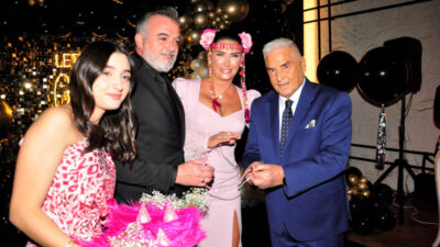 Nişan yüzüklerini taktılar