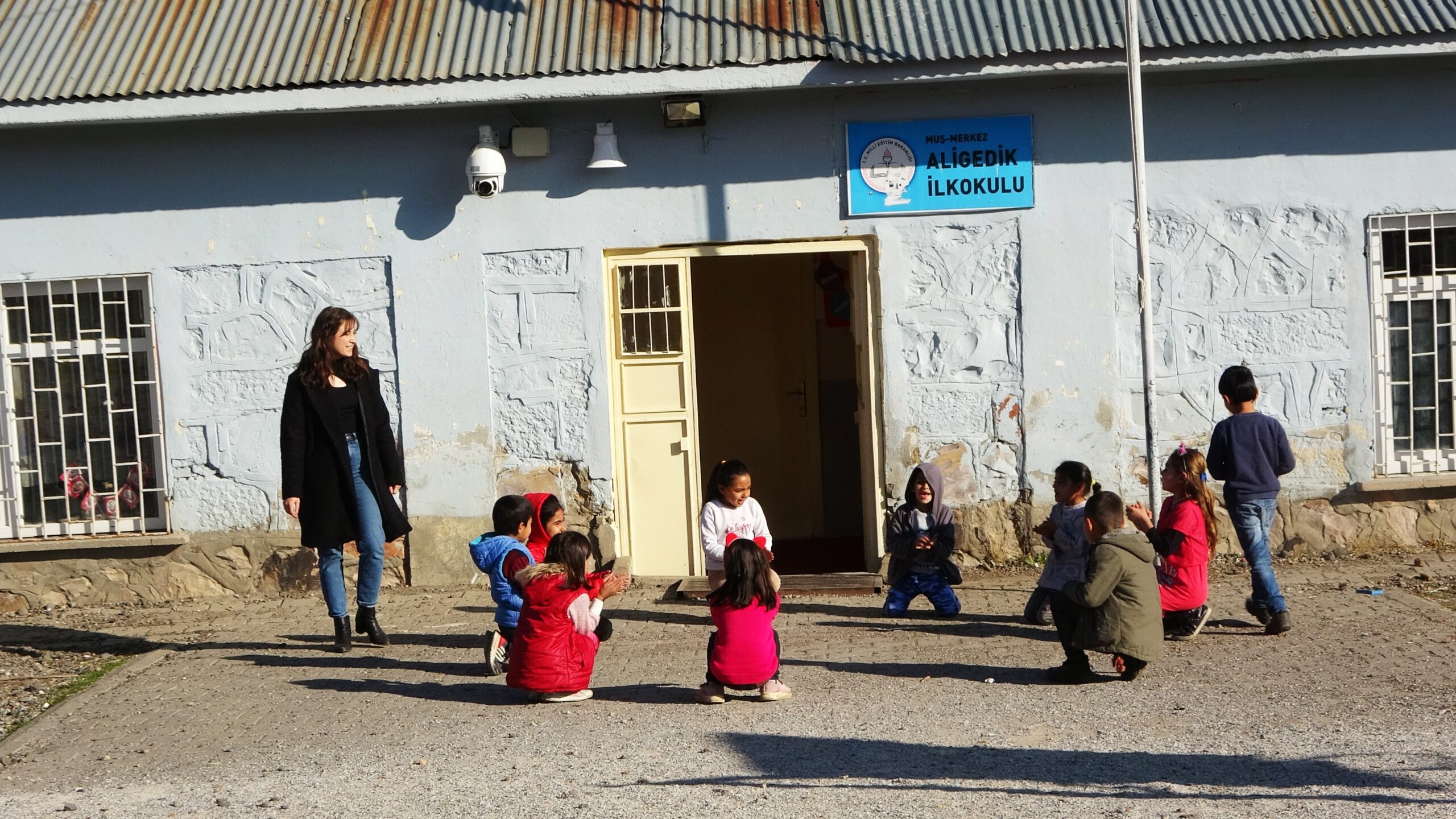 Muş’ta bir Bursalı öğretmen; Öğrencileri onun herşeyi… Muş’ta bir Bursalı öğretmen; Öğrencileri onun herşeyi…