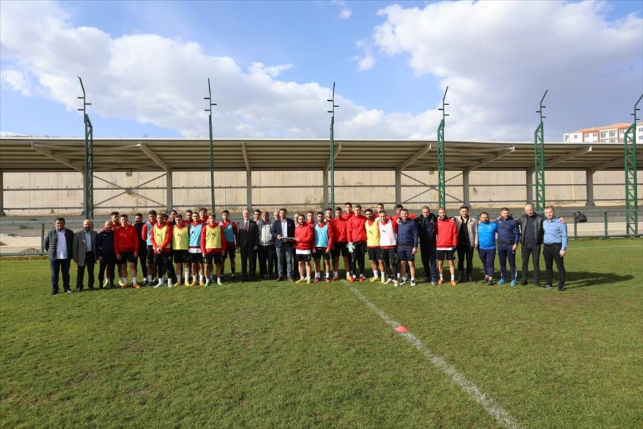 Başkan Taban’dan Sivas maçı öncesi İnegölspor’a moral ziyareti Başkan Taban’dan Sivas maçı öncesi İnegölspor’a moral ziyareti