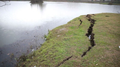 Düzce depreminin ardından toprakta kırılmalar oluştu