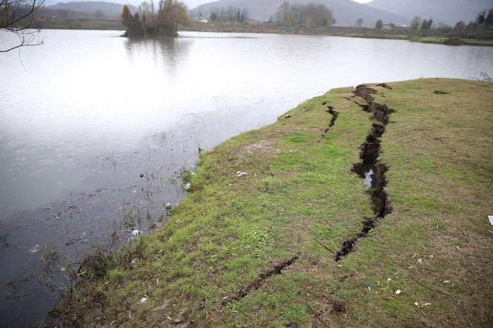 Düzce depreminin ardından toprakta kırılmalar oluştu