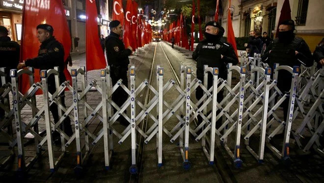 İstiklal Caddesi geçici olarak yaya trafiğine kapatıldı