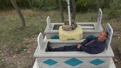 Ölmeden kendisinin ve eşinin mezarını yaptırdı, her gün içinde yatıyor