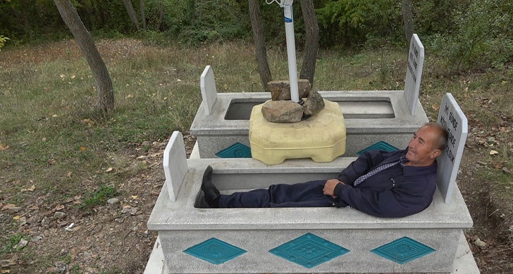 Ölmeden kendisinin ve eşinin mezarını yaptırdı, her gün içinde yatıyor