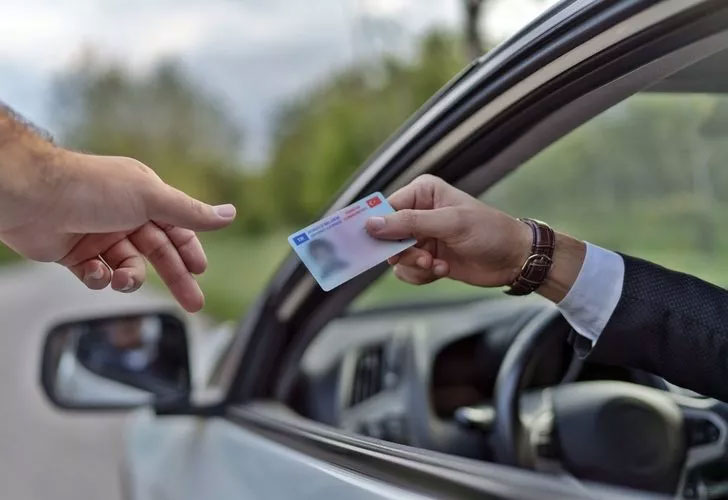 Ehliyet ve kimlik yenilemek isteyenler dikkat! Yeni ücretler açıklandı Ehliyet ve kimlik yenilemek isteyenler dikkat! Yeni ücretler açıklandı