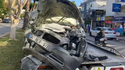 Ağaca çarpan lüks otomobil hurdaya döndü