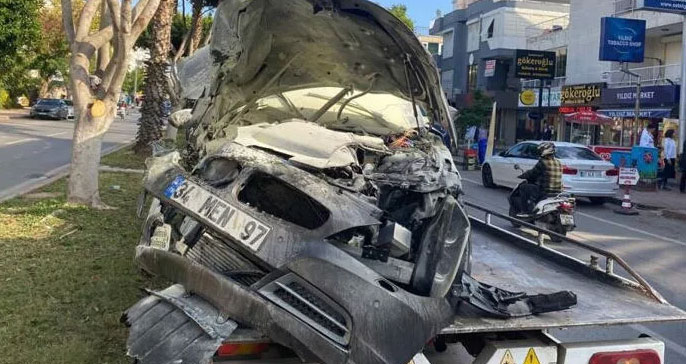 Ağaca çarpan lüks otomobil hurdaya döndü