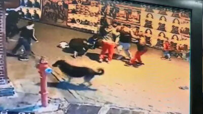 Dehşet anları kamerada! Önlerini kesip para istedikleri kişilere saldırıp bıçakladılar