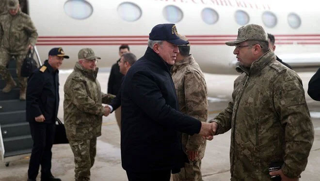 Bakan Akar ve komuta kademesi sınır hattında