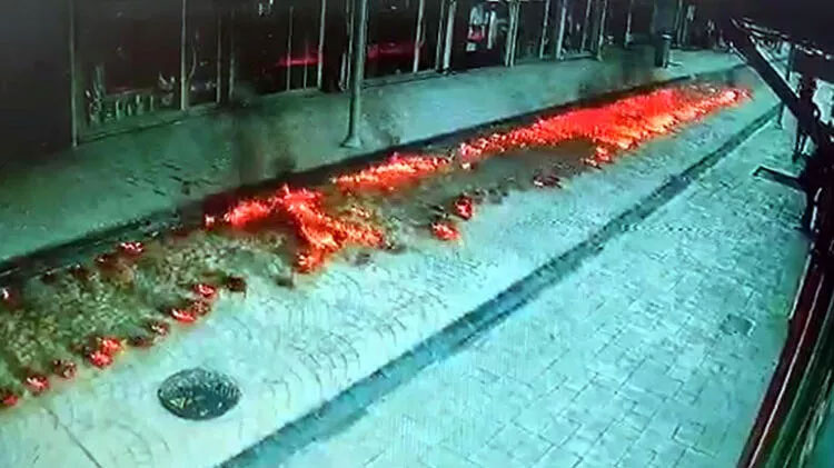 Yol çalışmasında caddeye dökülen kimyasal madde, alev alev yandı